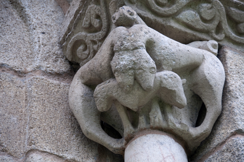 Capitel de la ventana este de la iglesia de Ferreira do Panton